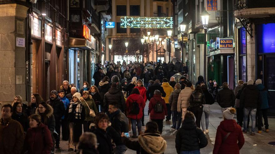 Gente por el centro de la ciudad de Zamora.