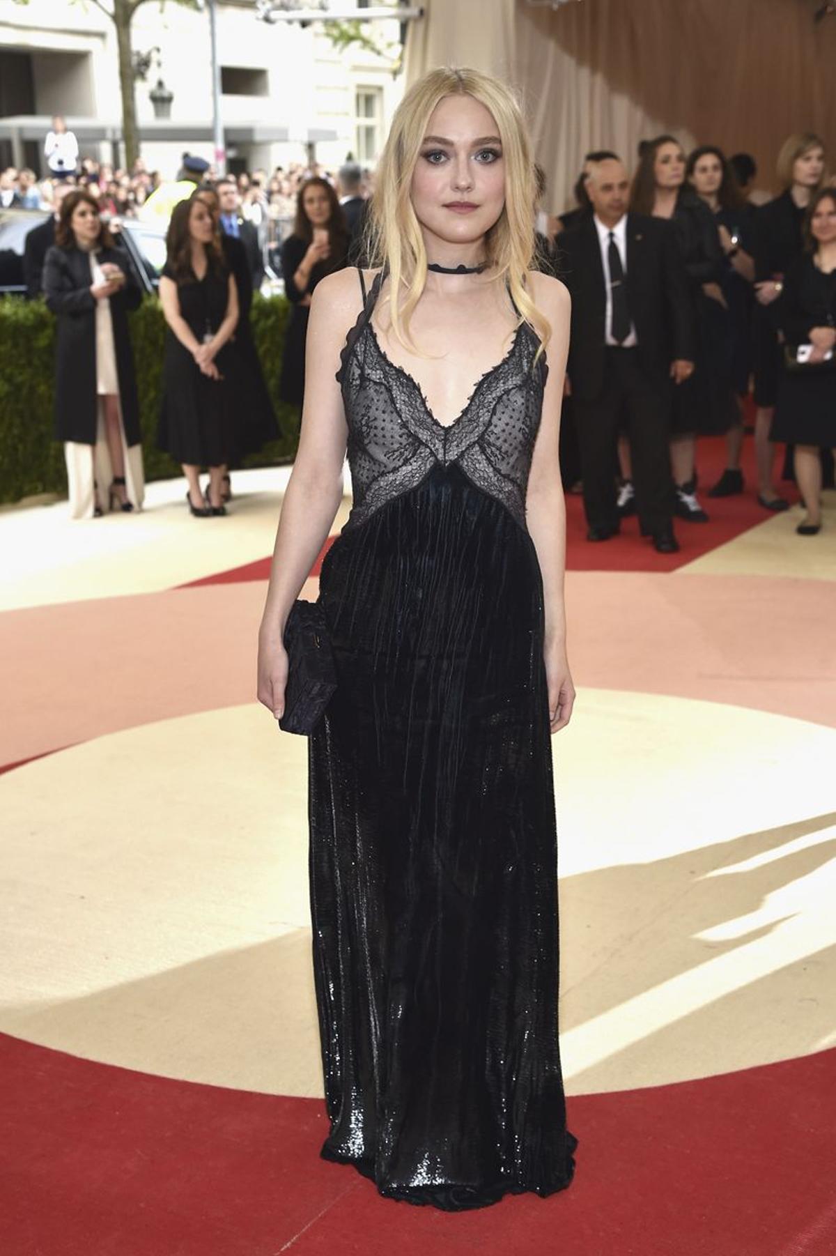 Dakota Fanning con vestido de Nina Ricci en la Gala Met 2016