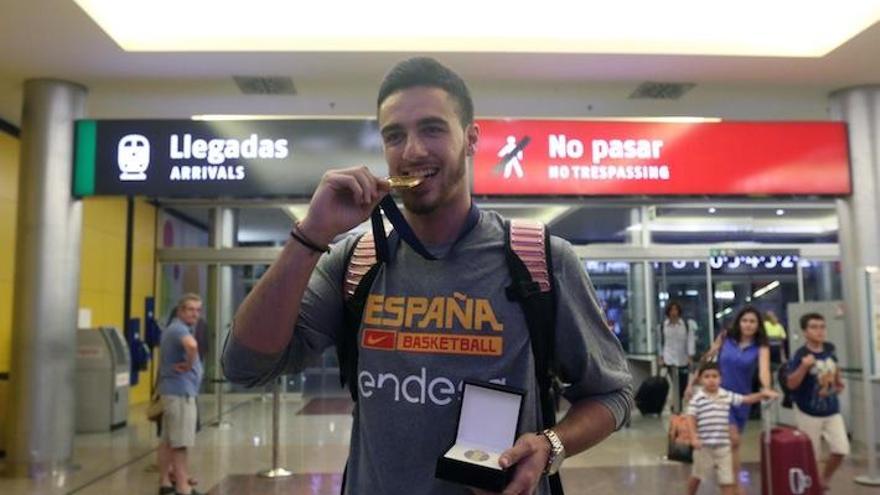 Francis Alonso, ayer, al llegar a Málaga con su oro europeo.