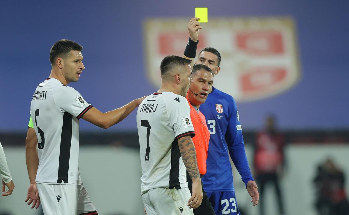 Leskovac (Serbia), 11/10/2025.- Albania's Rey Manaj (C) receives an yellow card from Referee Istvan Kovacs during the 2026 FIFA World Cup European Qualifiers Group K soccer match between Serbia and Albania in Leskovac, Serbia, 11 October 2025. (Mundial de Fútbol) EFE/EPA/ANDREJ CUKIC