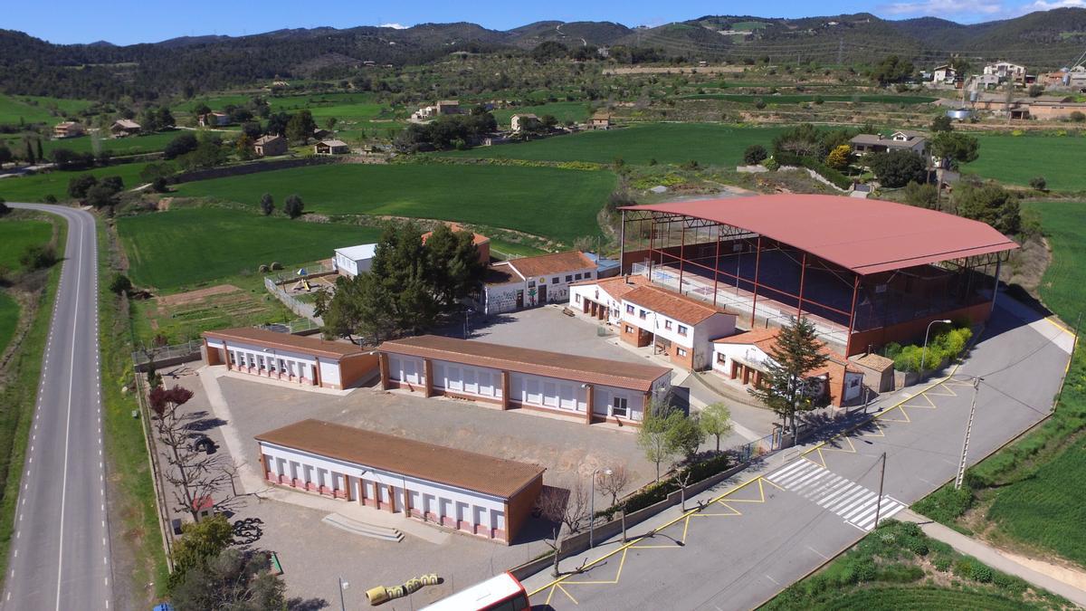 Vista general de l’escola actual, que amb el projecte previst creixerà cap a un terreny annex