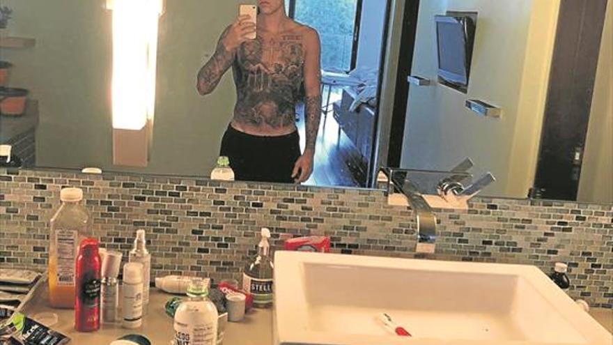 Justin Bieber alardea de su torso tatuado