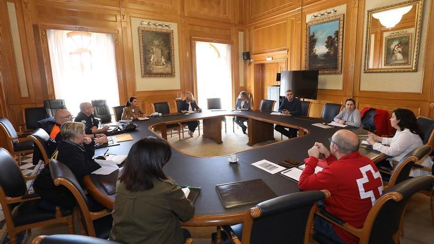 La alcaldesa coordina en una reunión los recursos sociales.