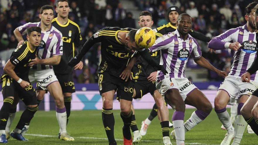 Bastón despeja un balón de cabeza en un córner a favor del Valladolid. | Área 11