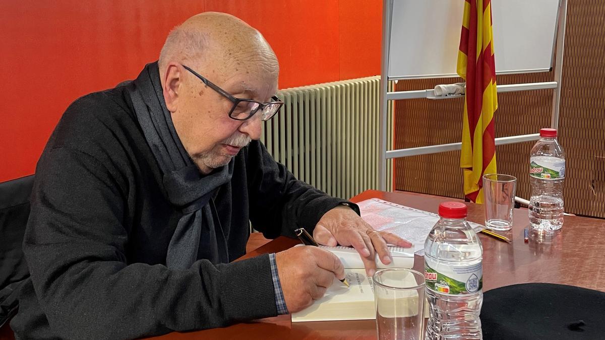 Noguera signant llibres després de la presentació