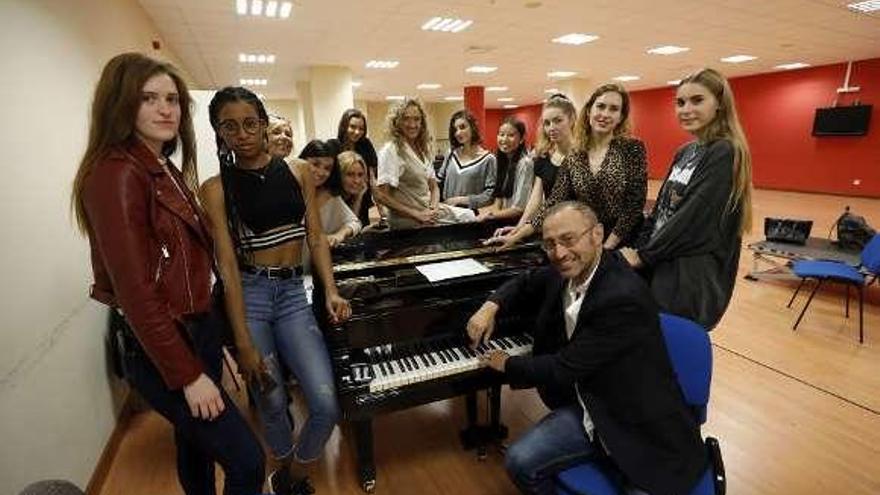 líneas, Arévalo, al piano, con las chicas.