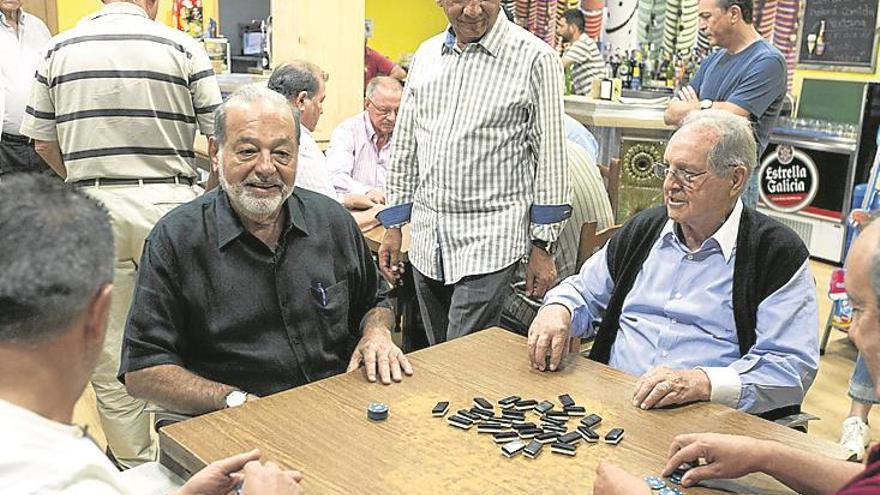 Carlos Slim juega al dominó en su aldea gallega