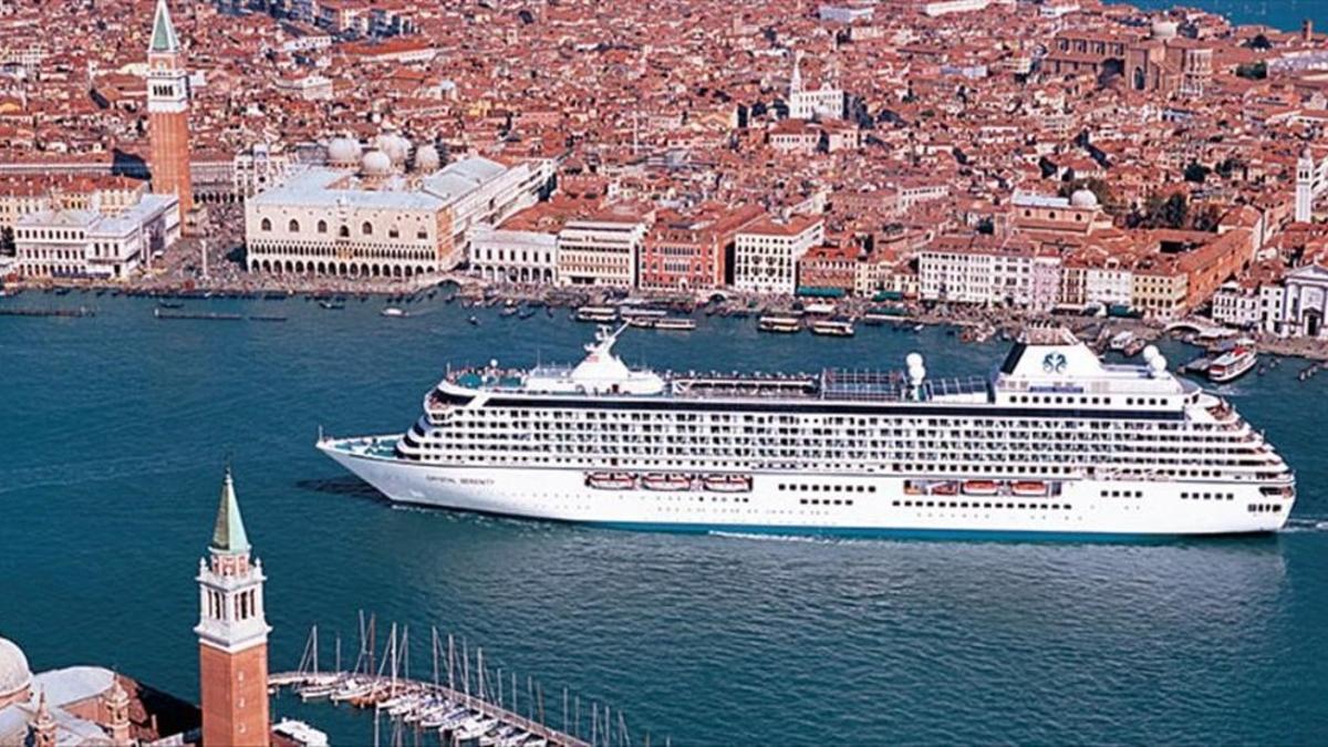 el crucero serenity  de la empresa crystal cruises