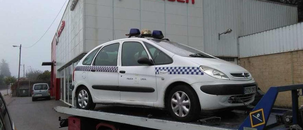 El coche averiado de la Policía Local de Parres.