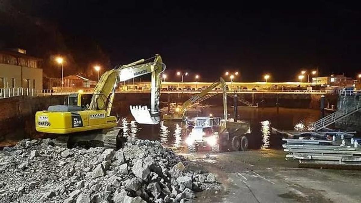 Dragado nocturno del puerto de Candás en 2021.