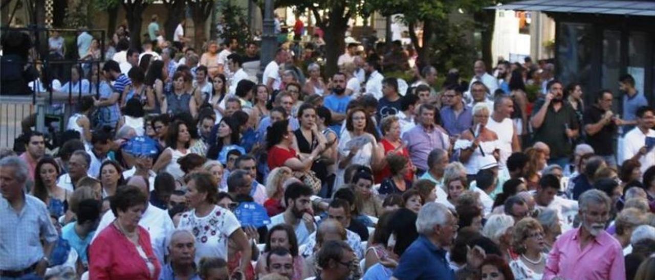 Público en las Tendillas en una anterior edición de la Noche Blanca del Flamenco de Córdoba.