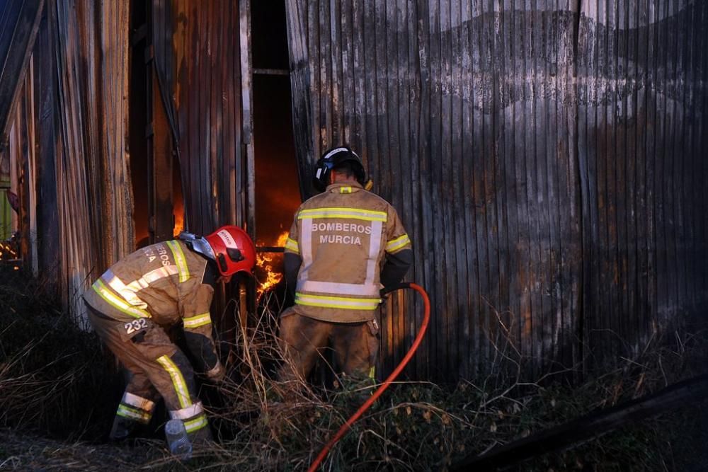 Arde una tienda de neumáticos en Murcia