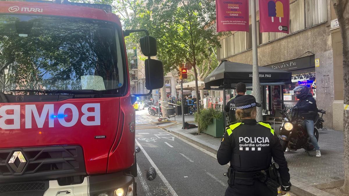 Bomberos extinguen un incendio en un restaurante de la calle Calàbria de Barcelona