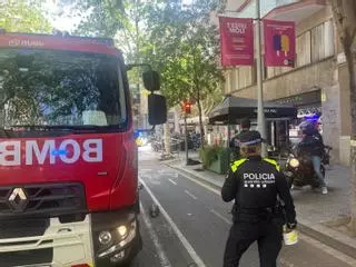 El incendio de una freidora de restaurante llena de humo una calle del Eixample