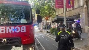 Bomberos extinguen un incendio en un restaurante de la calle Calàbria de Barcelona