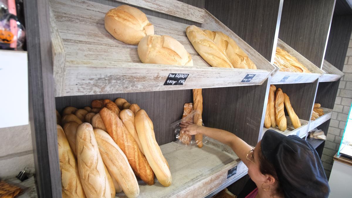 Compra de una barra de pan en la panadería Horno l&#039;Alacantí