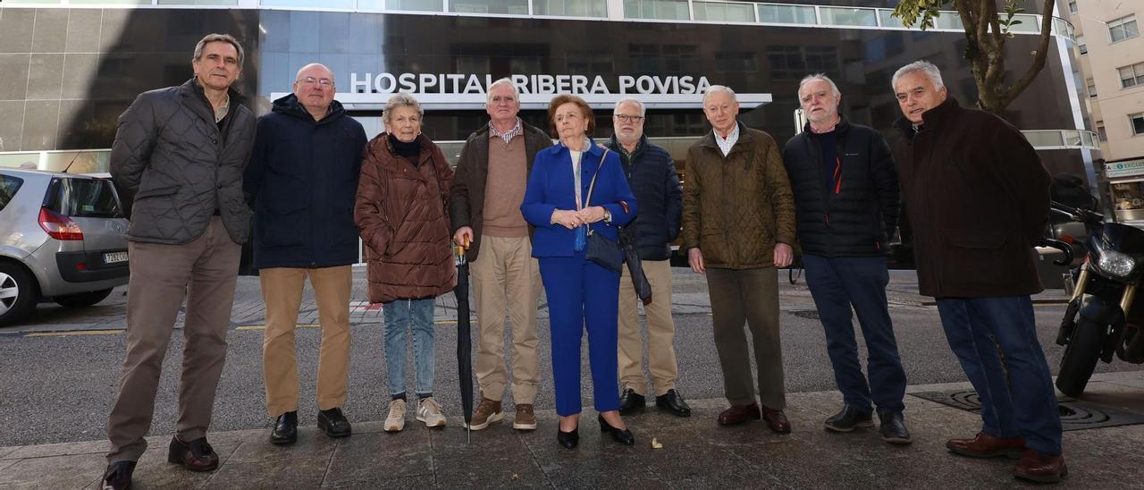 Familiares de los fundadores y del arquitecto y una extrabajdora. Desde la izq.: Ramón Guitián, Miguel Baltar, Christine Giraud (viuda de Alberto Baltar), Manuel Sas, Mariví Empadranza (primera coordinadora de quirófanos), Estanislao Troncoso, José Troncoso, Borja Durán y Óscar Durán.