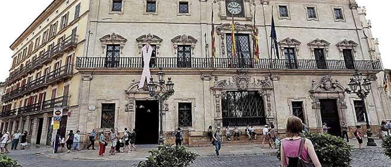 En 1848 en Figuera fue trasladado de la Torre de les Hores a la fachada de Cort.