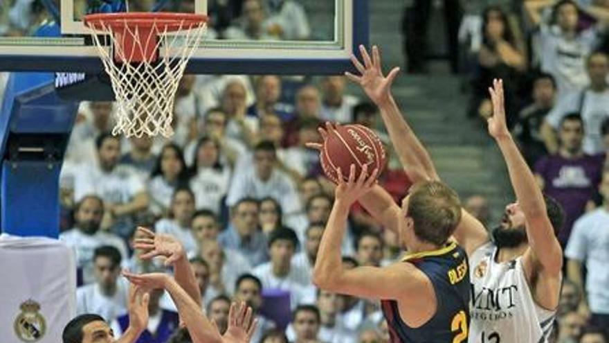 Oleson trata de anotar ante la oposición de Mejri, Llull y Mirotic.