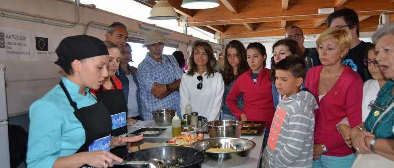 Una actividad de elaboración de productos en la plaza de abastos de Bueu. // Santos Álvarez