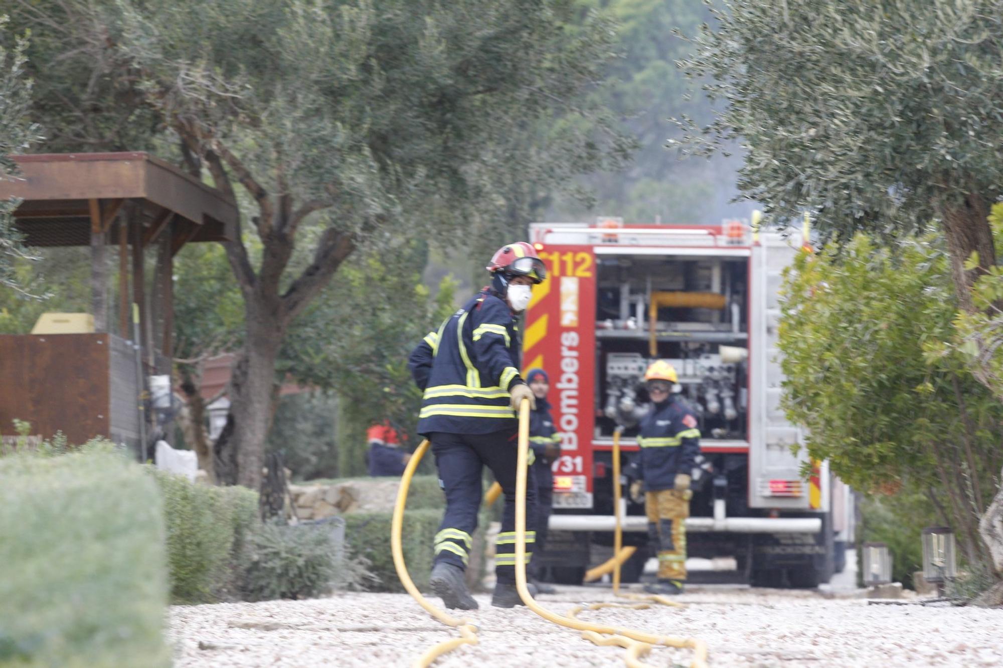 Fuerte incendio forestal en Aigües en una zona llena de chalés y cercana al casco urbano