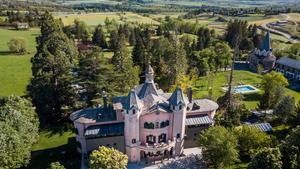 El complejo de Serras Torre del Remei, con la piscina y los jardines.