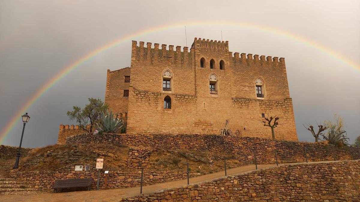 Imagen de un gran arco iris en el castillo de la Todolella.