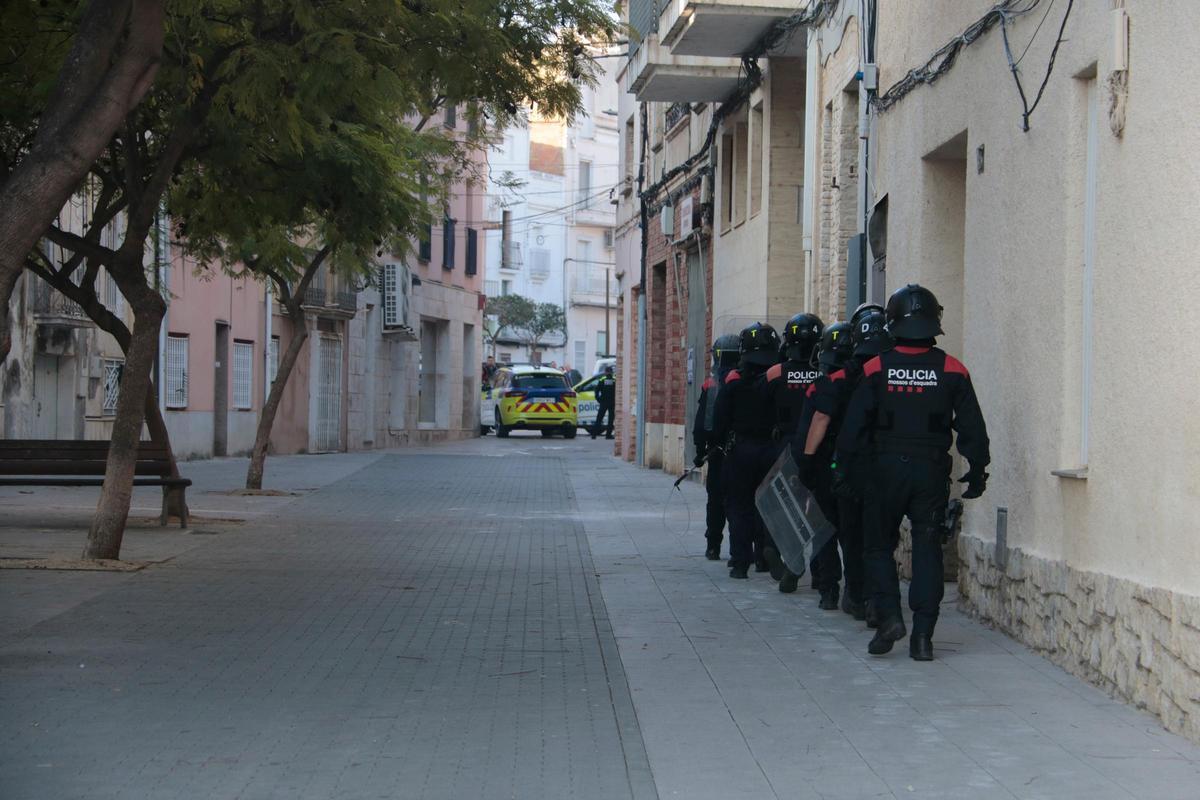 Agents de lARRO dels Mossos dEsquadra, just abans dentrar a desallotjar un edifici del carrer de Sant Pere dAmposta
