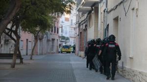 Agents de lARRO dels Mossos dEsquadra, just abans dentrar a desallotjar un edifici del carrer de Sant Pere dAmposta