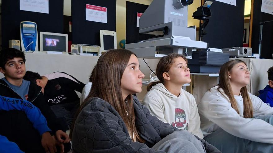 Visita de alumnado de Primero de ESO a la exposición de «Trebellos con voz». |  FdV