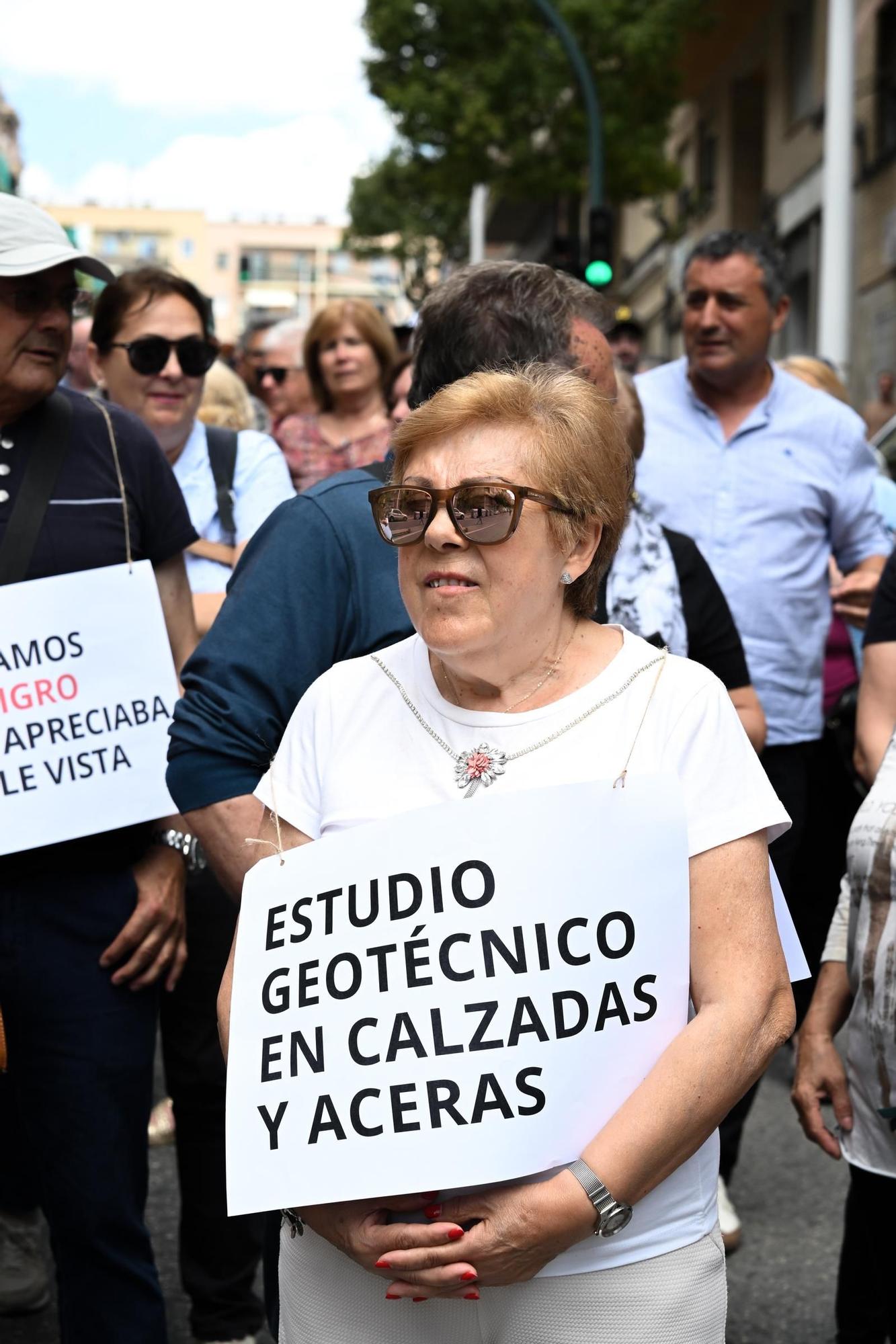 Vecinos se manifiestan pidiendo soluciones tras los hundimientos en la calle Clara Campoamor en Elche