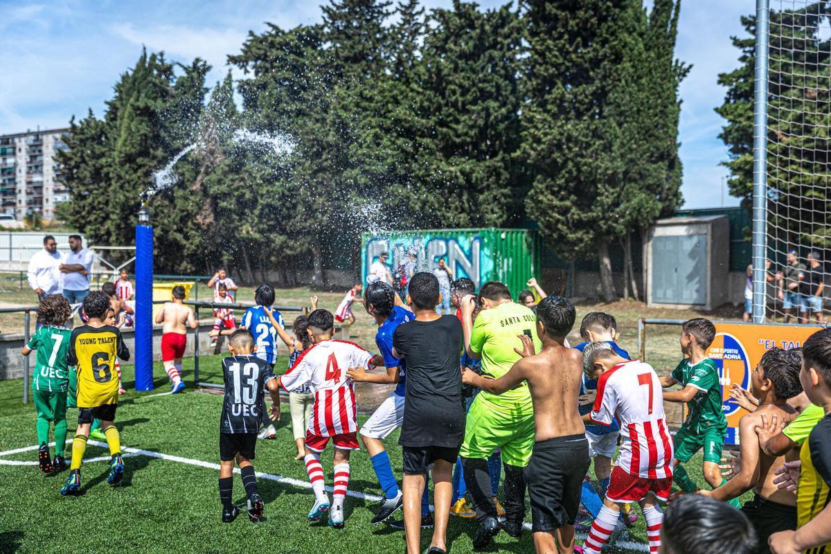 La Mina celebra su primera Champions infantil