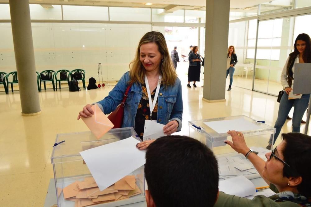 Victoria Rosell ejerce su derecho al voto en el Colegio Electoral del Barranquillo Don Zoilo