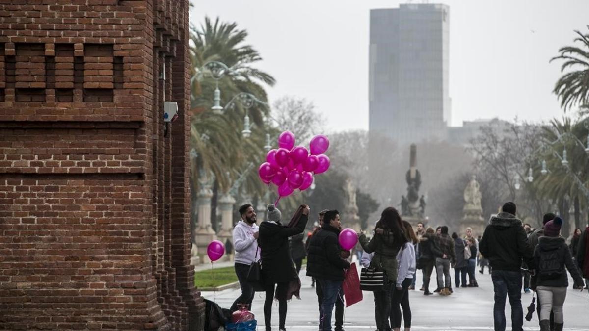 Un grupo de promotores reparte globos a los solteros asistentes