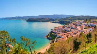 El pueblo pesquero más bonito de Asturias no es Cudillero: está declarado Conjunto Histórico y tiene casas colgadas en acantilados