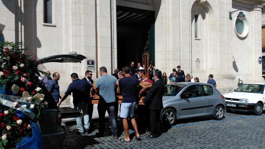 Imagen de la llegada del féretro al templo de San Mauro