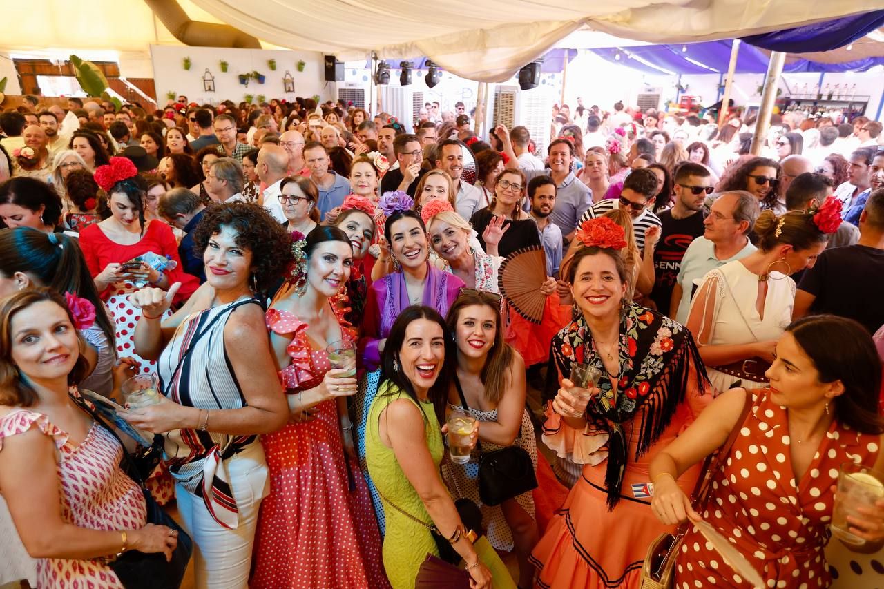 El tardeo se impone en las casetas de la Feria de Córdoba para disfrute de propios y extraños