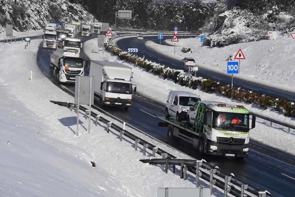 La nieve complica el tráfico en la A-6