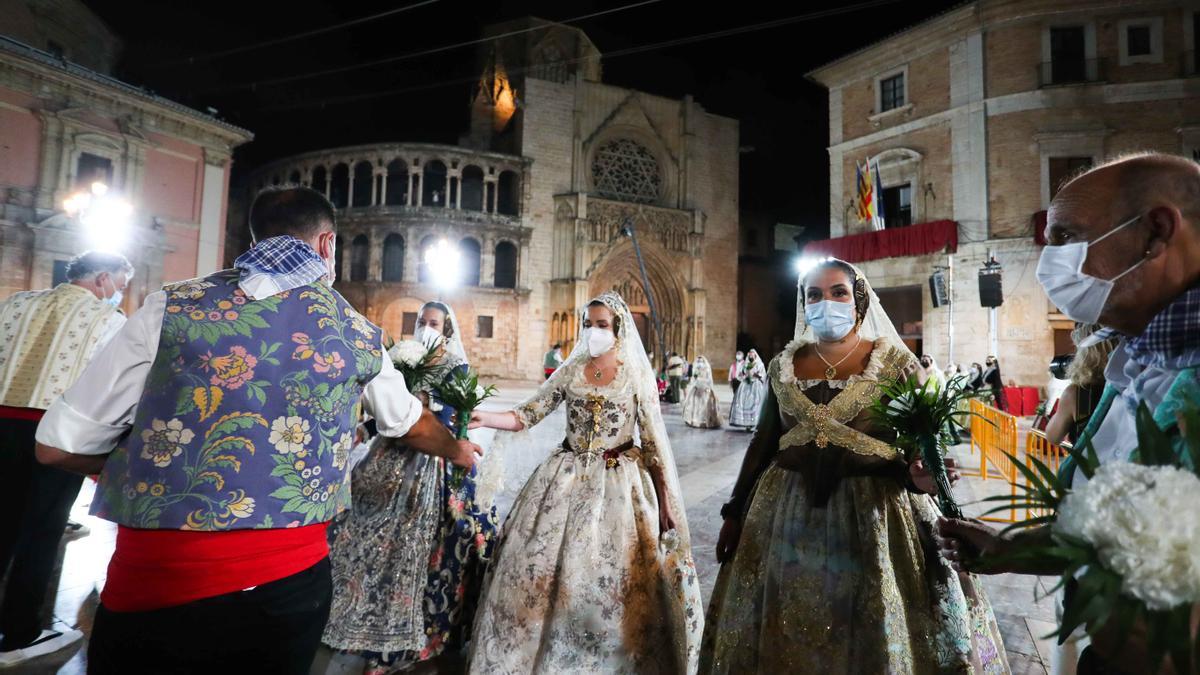 Búscate en el primer día de la ofrenda por la Calle Caballeros de las 21:00 a las 22:00