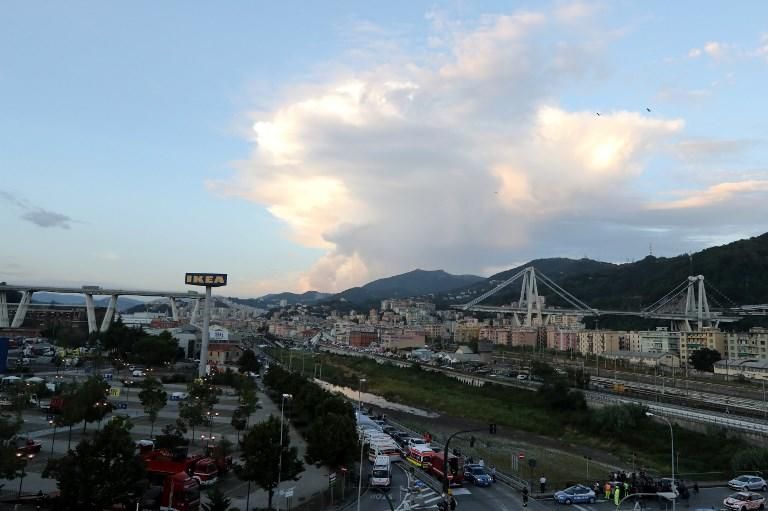 Decenas de muertos al desplomarse un puente de una