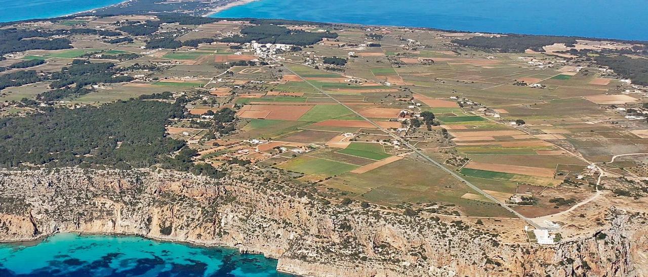 Vista aérea de parte de la isla de Formentera desde la Mola. | GERARDO FERRERO
