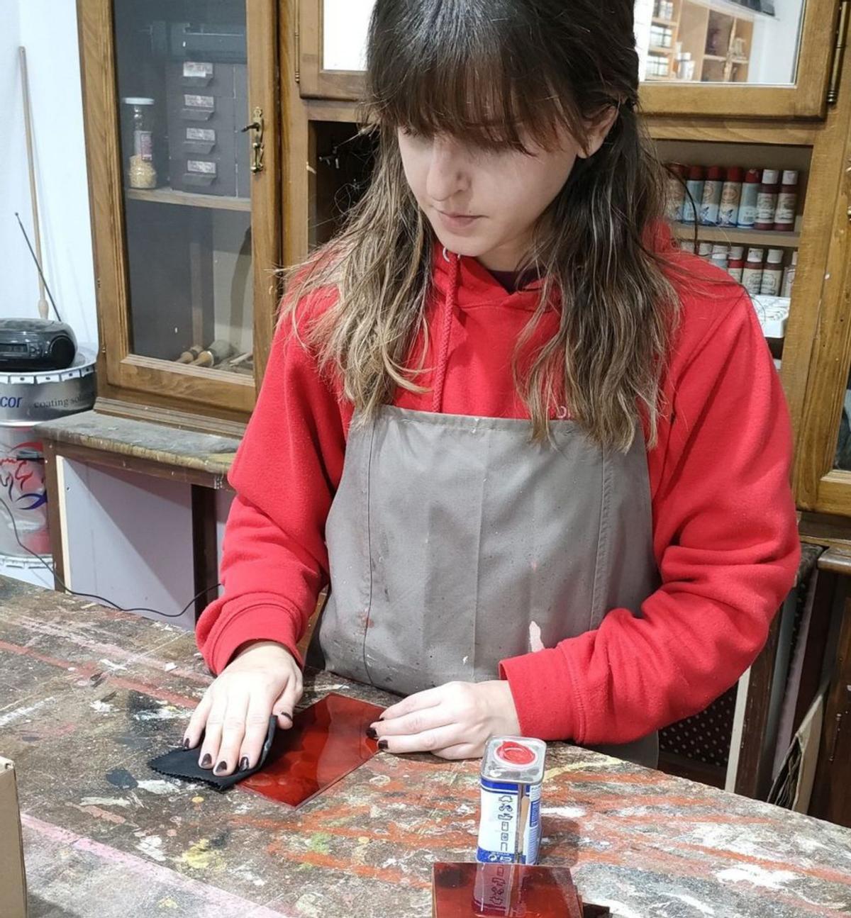 Cristina González realizando uno de sus encargos. |  L.O.