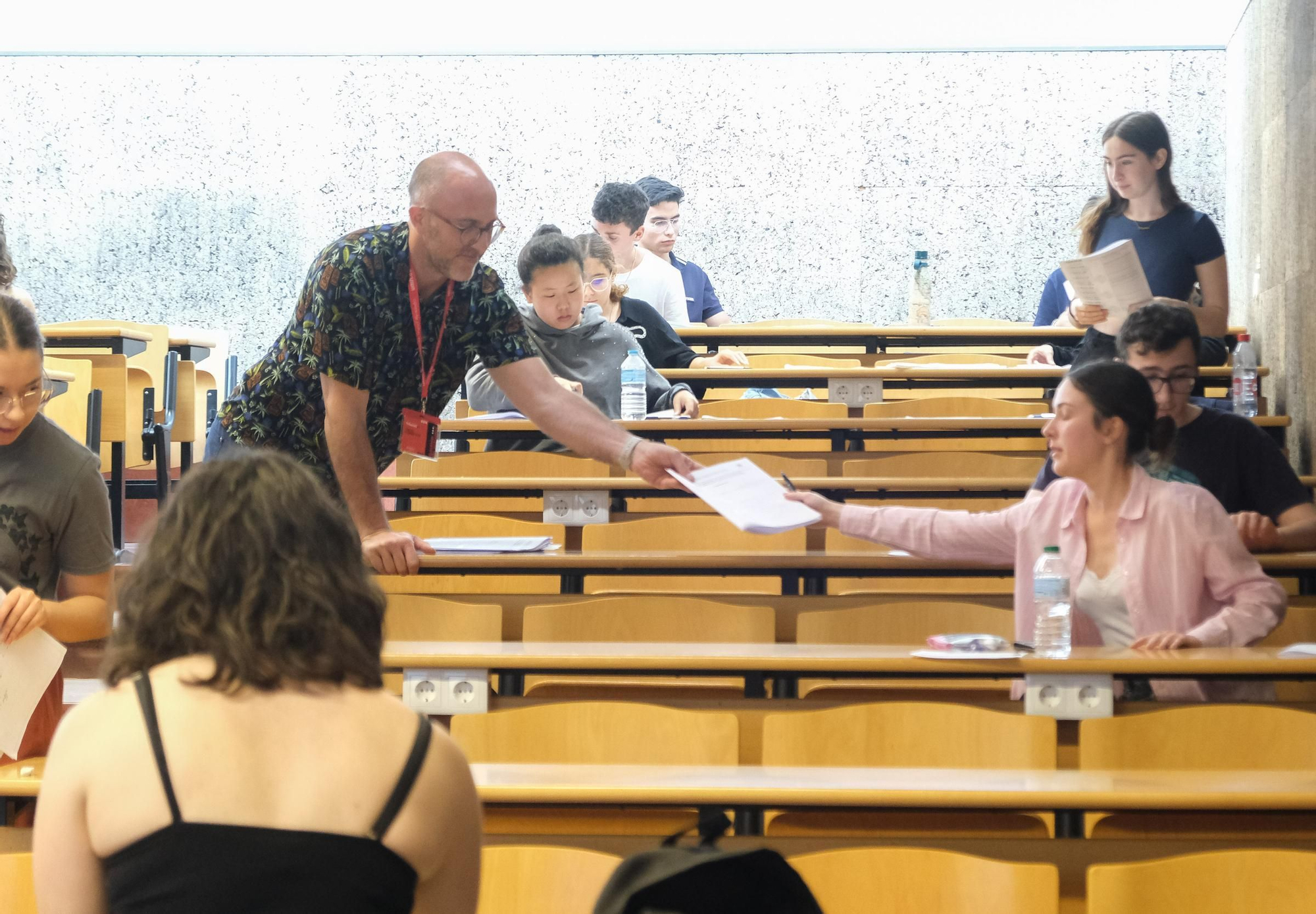Muchos nervios en el primer día de exámenes de la PAU en Elche