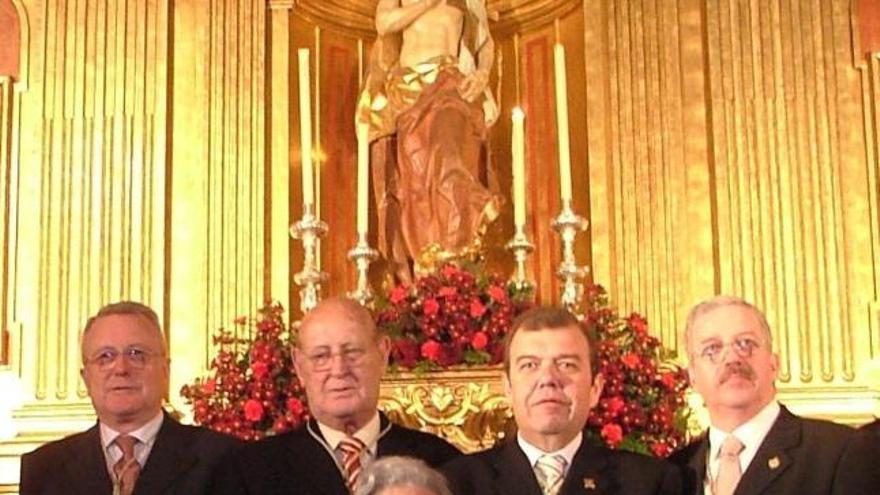 Lola Carrera, en el centro de la imagen, junto a cuatro de los últimos presidente de la Agrupación de Cofradías: (de izquierda a derecha) Francisco Fernández Verni, José Atencia, Rafael Recio y Clemente Solo.