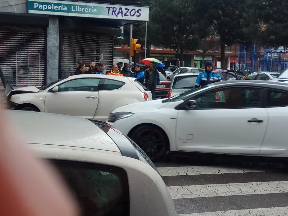 Espectacular accidente de tráfico en Gijón.