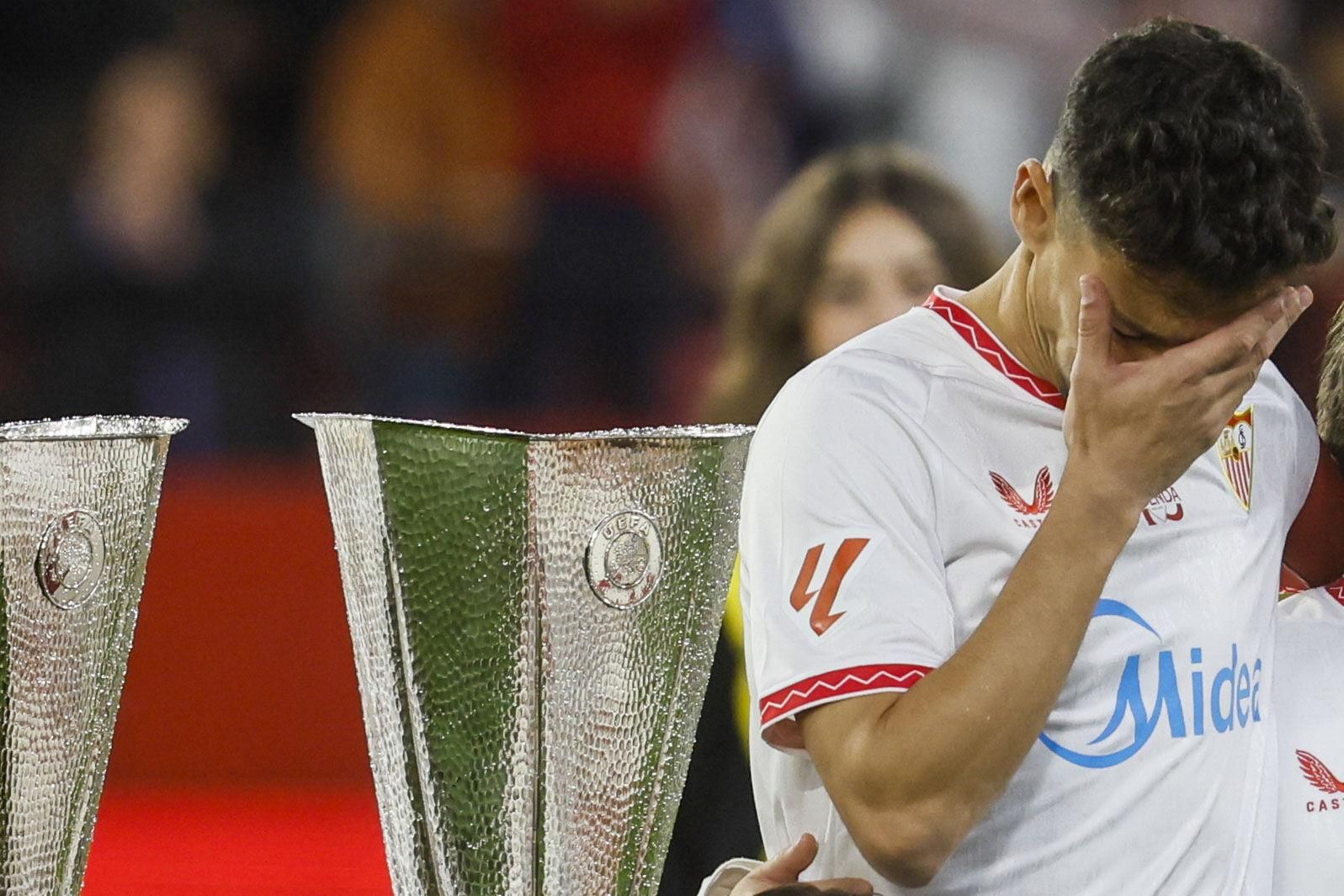 Sevilla, 14/12/2024.- El jugador del Sevilla, Jesús Navas, durante el homenaje que ha recibido antes del inicio del encuentro correspondiente a la jornada 17 de Laliga EA Sports que disputan hoy sábado Sevilla y Celta en el estadio Sanchez Pizjuan de Sevilla. EFE/José Manuel Vidal.