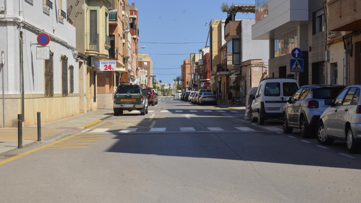 La calle Ramón y Cajal conecta con la avenida Avel·lí Corma hacia la playa.