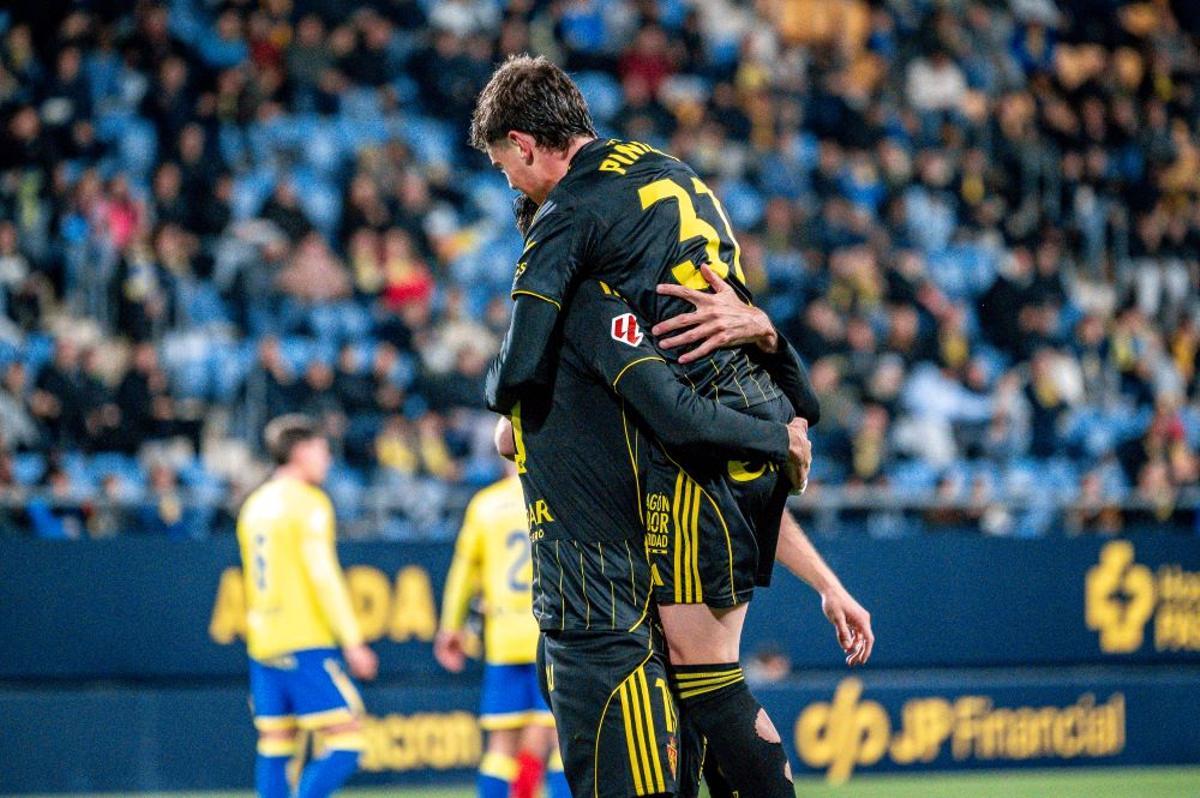 Kodro, autor del gol, levanta a Pinilla tras marcar.