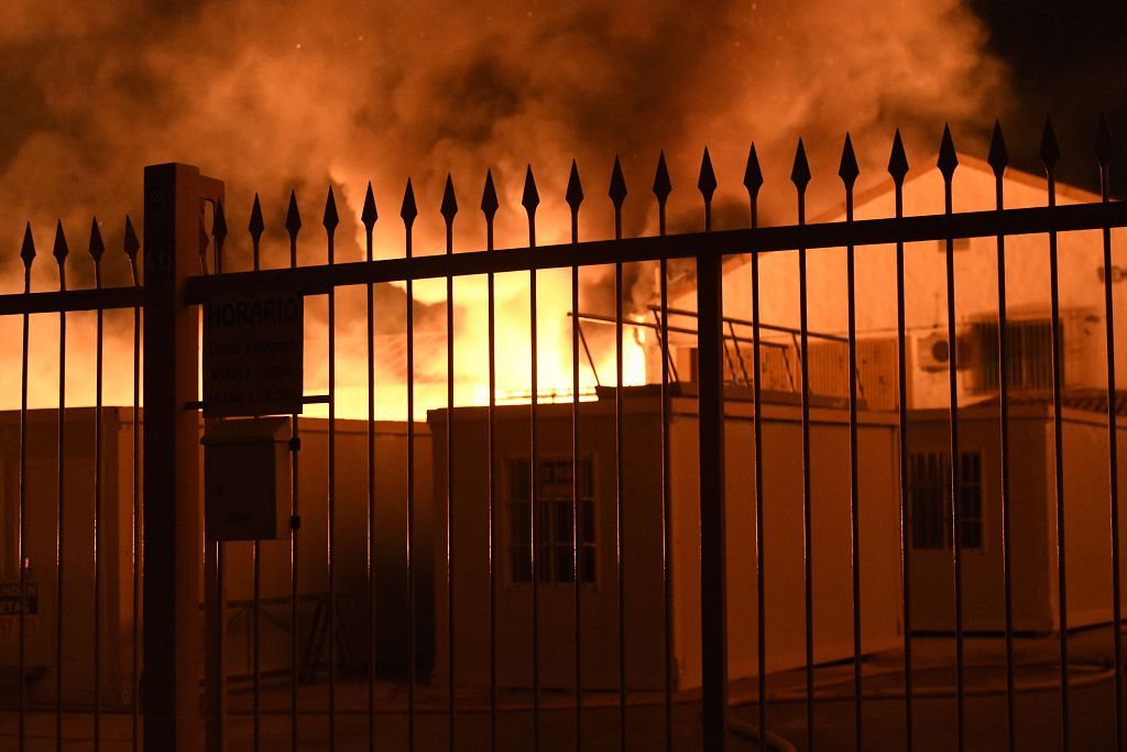 Estas son las imágenes que el aparatoso incendio de Puente Tocinos ha dejado este sábado