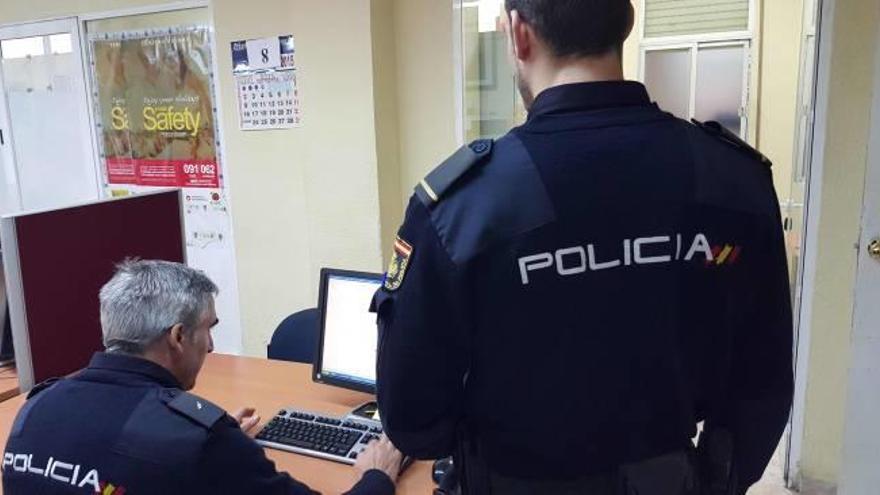 Dos agentes en la Oficina de Denuncias de Comisaría.